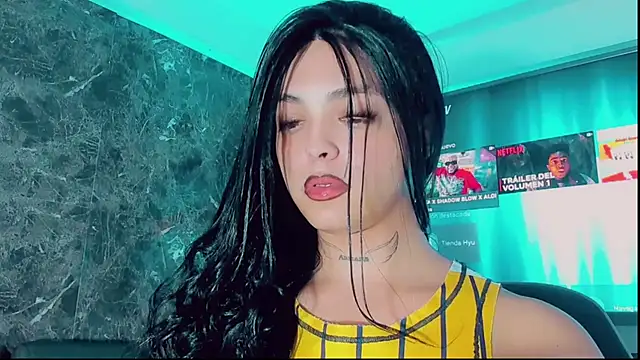 Emmaa Saenz  online show from November 2025 07:25:02 PM