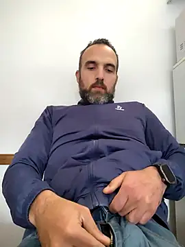 leon3875 online show from December 2025 03:30:01 PM