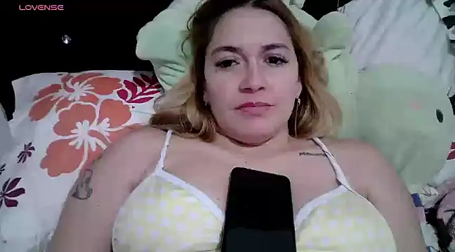 Snapshot of Izury_Blondee chatting on January 2025 03:20:01 AM Izury Blondee online show from January 2025 03:20:01 AM