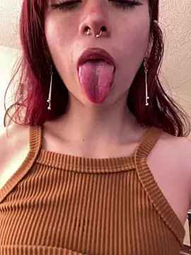 SuzzyyM online show from March 2026 06:40:01 PM