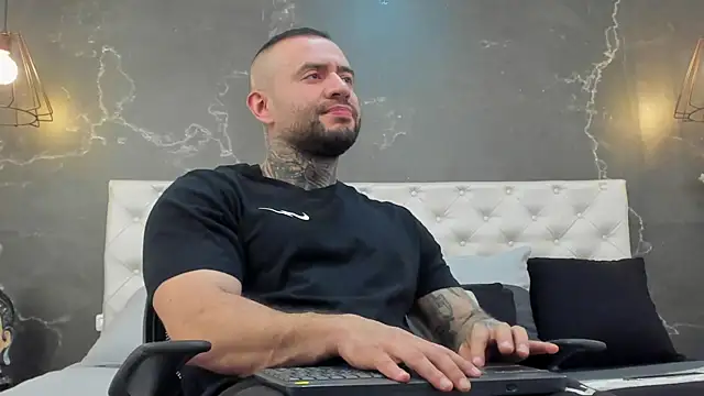 Snapshot of BruceDallas chatting on February 2025 10:31:01 PM BruceDallas online show from February 2025 10:31:01 PM