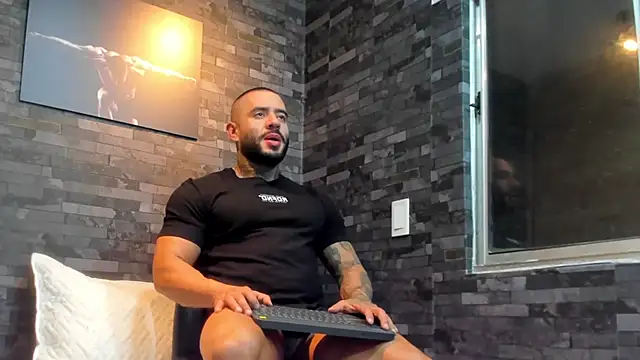 Snapshot of BruceDallas chatting on November 2025 11:40:01 PM BruceDallas online show from November 2025 11:40:01 PM