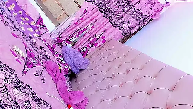 Snapshot of SexyEmmy_10 chatting on February 2025 08:43:02 PM SexyEmmy 10 online show from February 2025 08:43:02 PM