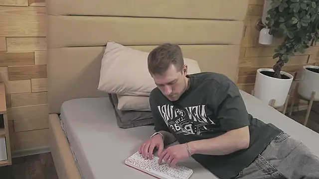 Snapshot of EthanPinkman chatting on November 2025 04:22:01 AM EthanPinkman online show from November 2025 04:22:01 AM