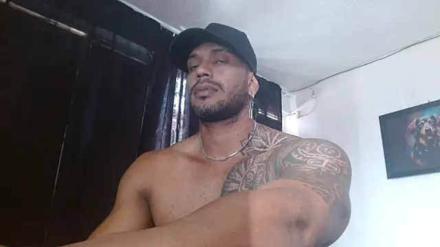 Snapshot of manolofitt chatting on July 2026 03:51:01 PM manolofitt online show from July 2026 03:51:01 PM