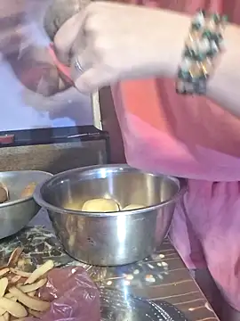 Snapshot of _Kitti_ chatting on November 2025 03:38:02 PM Kitti online show from November 2025 03:38:02 PM