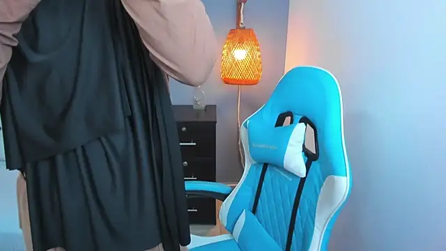 chaymae nah  online show from March 2025 08:00:02 PM