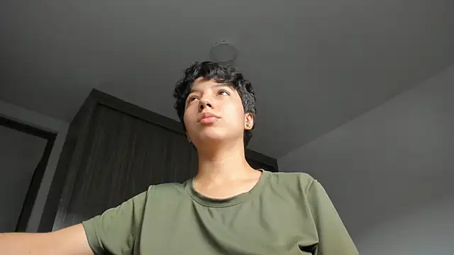 laura-hills18 online show from June 2026 10:34:02 PM