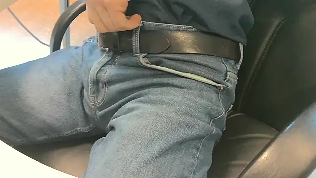 alessandroman2114 online show from April 2026 04:38:02 PM