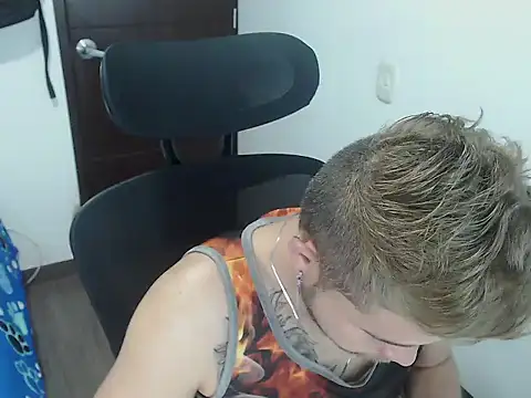 Snapshot of JOHANLEON1 chatting on October 2025 12:38:02 PM JOHANLEON1 online show from October 2025 12:38:02 PM