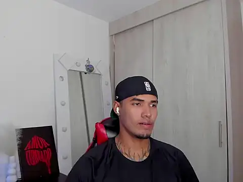 Snapshot of thomas_latin_boy chatting on May 2026 07:48:02 AM thomas latin boy online show from May 2026 07:48:02 AM