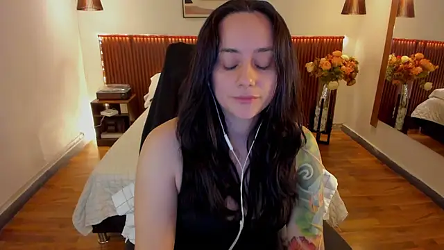 Snapshot of KatherineBond chatting on June 2026 07:42:01 PM KatherineBond online show from June 2026 07:42:01 PM