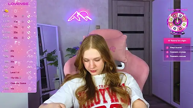 TrissMerigold9 online show from March 2026 08:59:01 PM