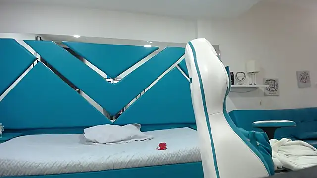  Miaaleon online show from February 2025 07:27:02 PM