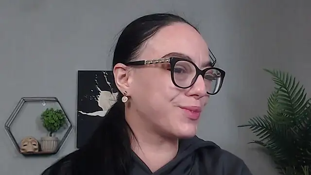 Snapshot of IzabelllNoir chatting on May 2026 07:36:02 AM IzabelllNoir online show from May 2026 07:36:02 AM