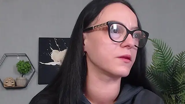 Snapshot of IzabelllNoir chatting on May 2026 05:49:01 AM IzabelllNoir online show from May 2026 05:49:01 AM