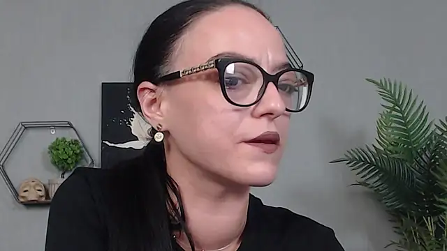 Snapshot of IzabelllNoir chatting on May 2026 06:04:02 PM IzabelllNoir online show from May 2026 06:04:02 PM