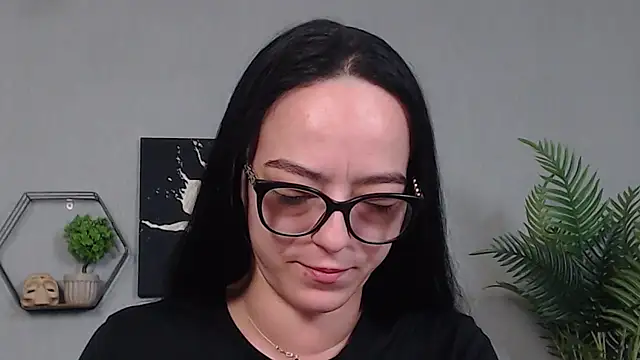 Snapshot of IzabelllNoir chatting on May 2026 04:50:01 AM IzabelllNoir online show from May 2026 04:50:01 AM