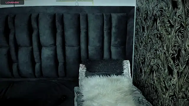 ScarletHoot  online show from October 2025 11:32:02 AM