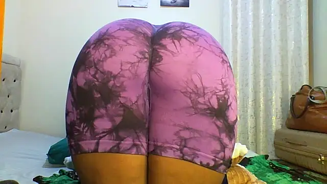 Petitiebooty online show from December 2025 04:40:01 AM