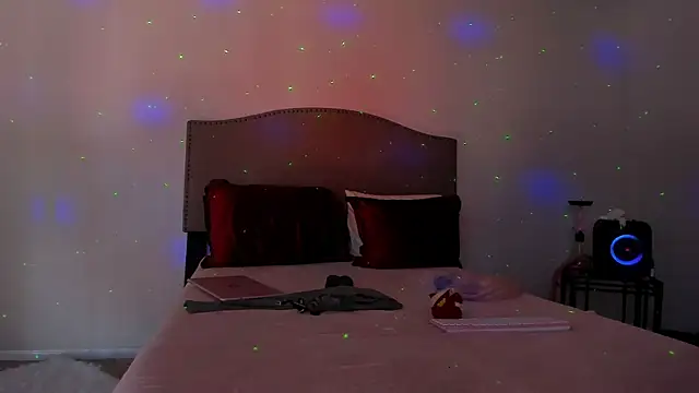 yiauana online show from November 2025 07:47:01 PM