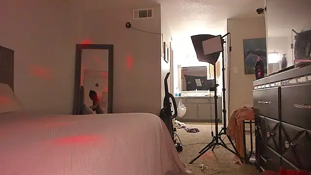 yiauana online show from April 2026 12:04:01 PM