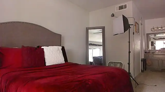 yiauana online show from April 2026 08:12:02 PM