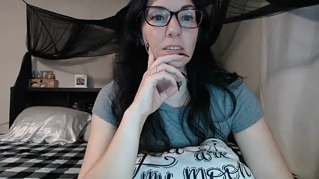 Snapshot of CrystalLakeXO chatting on July 2026 12:23:01 PM CrystalLakeXO online show from July 2026 12:23:01 PM