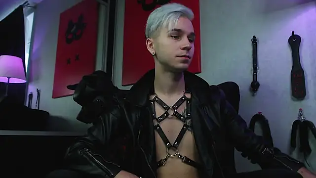 Joseph  Quinn online show from December 2024 08:11:01 AM
