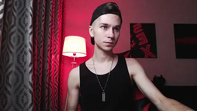 Joseph  Quinn online show from November 2025 11:47:02 AM