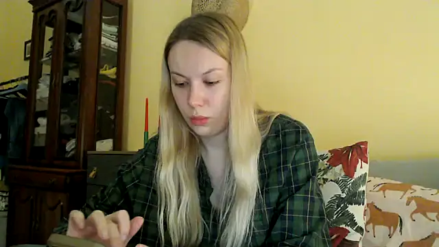 Snapshot of Scarlettford chatting on December 2024 03:16:02 PM Scarlettford online show from December 2024 03:16:02 PM