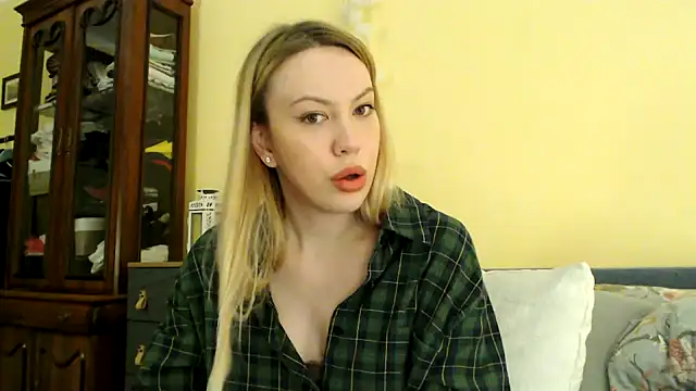Snapshot of Scarlettford chatting on December 2024 04:32:01 PM Scarlettford online show from December 2024 04:32:01 PM