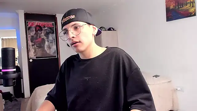 a lejandro 0 8 online show from December 2024 07:03:02 PM