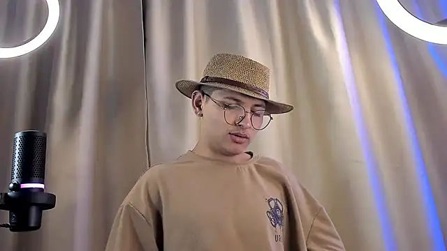 a lejandro 0 8 online show from February 2025 07:07:02 AM