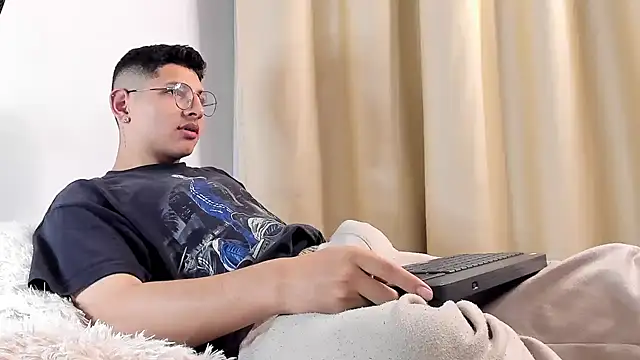 a lejandro 0 8 online show from February 2025 06:33:01 AM