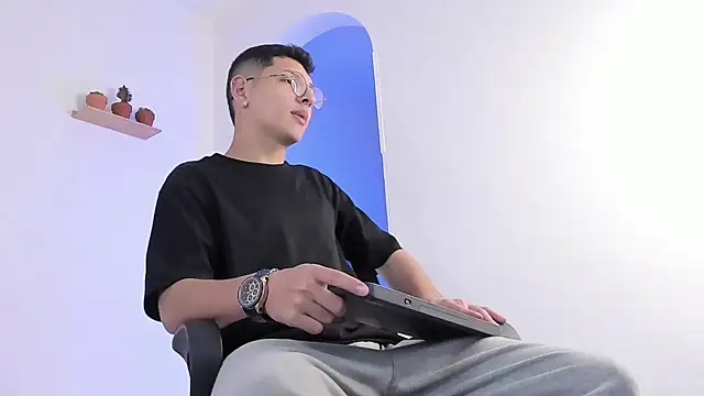 a lejandro 0 8 online show from February 2025 07:38:02 PM