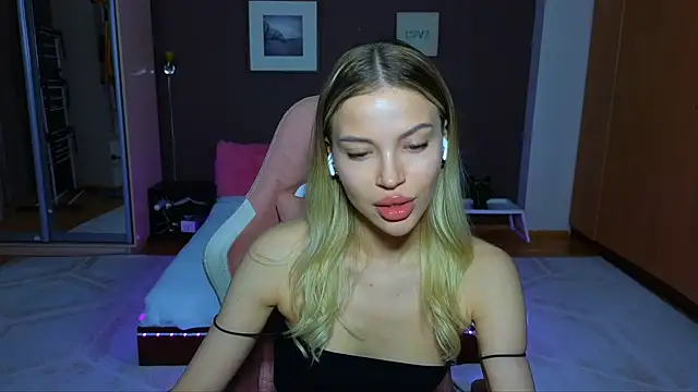 EmmyMills online show from January 2025 08:51:01 PM