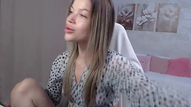 Snapshot of EmmyMills chatting on July 2026 09:07:02 PM EmmyMills online show from July 2026 09:07:02 PM