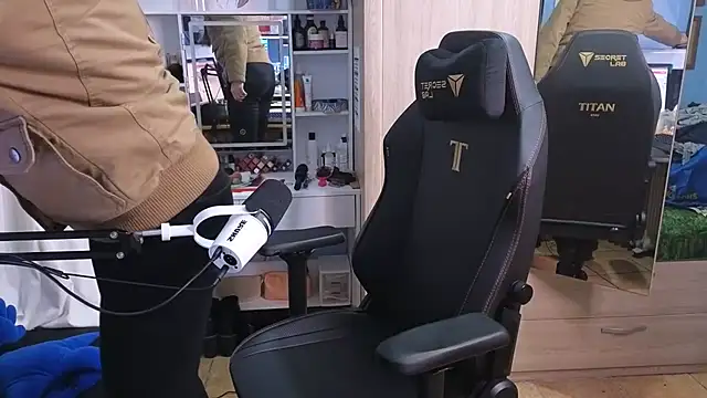 Snapshot of MemiKouki chatting on January 2025 04:49:02 PM MemiKouki online show from January 2025 04:49:02 PM