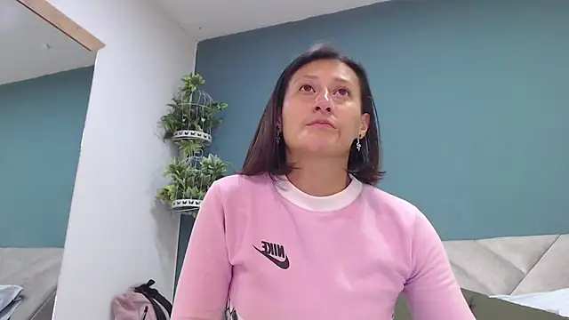 Snapshot of SharisWillian chatting on October 2025 03:47:01 AM SharisWillian online show from October 2025 03:47:01 AM