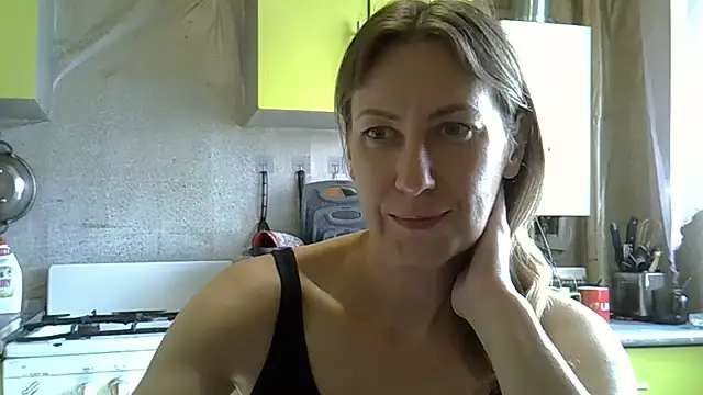 Snapshot of AshleyXHoney chatting on June 2026 06:11:01 AM AshleyXHoney online show from June 2026 06:11:01 AM