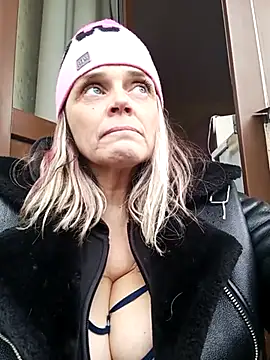 hugebobbs online show from March 2025 02:26:02 PM