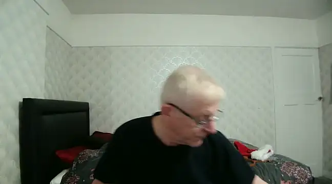 Snapshot of shaun63m chatting on December 2024 01:18:01 AM shaun63m online show from December 2024 01:18:01 AM