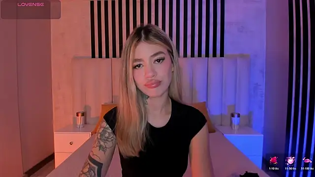 Snapshot of ViolettHansson chatting on June 2026 09:54:01 AM ViolettHansson online show from June 2026 09:54:01 AM