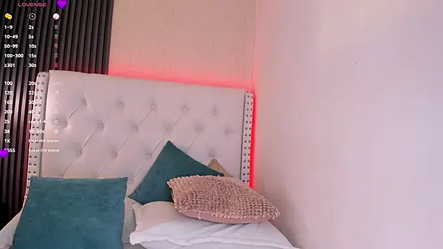 aliscollins  online show from April 2026 07:45:01 AM