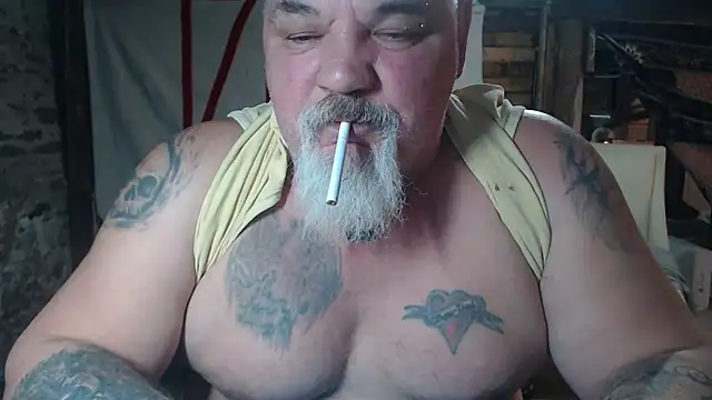 Newfiesausage1972 online show from March 2026 10:50:01 PM