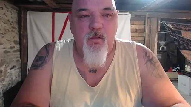 Newfiesausage1972 online show from March 2026 11:25:02 AM