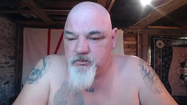 Newfiesausage1972 online show from March 2026 11:32:02 AM