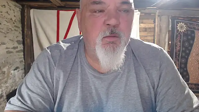 Newfiesausage1972 online show from May 2026 11:18:01 AM