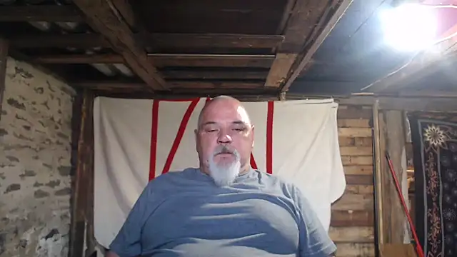 Newfiesausage1972 online show from May 2026 12:00:02 PM